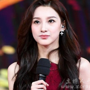 春晚主持人：93年女神马凡舒一夜爆红，高颜值成央视流量密码？